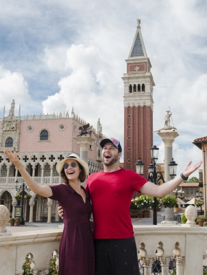 47484132_cobie-smulders-with-her-favorite-disney-pal-goofy-at-epcot-lake-buena-vista-f.jpg