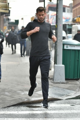 rex_chris_hemsworth_out_and_about_new_york_u_10493529q.jpg