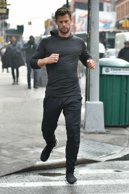 rex_chris_hemsworth_out_and_about_new_york_u_10493529t.jpg