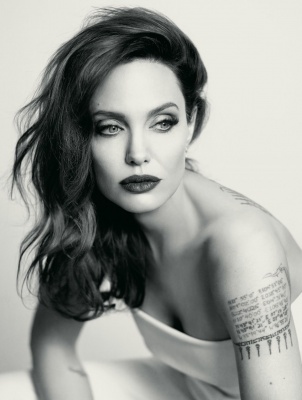 66284655_angelina-jolie-photoshoot-for-mon-guerlain-2018-0.jpg