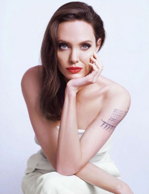 66284661_angelina-jolie-photoshoot-for-mon-guerlain-2018-3.jpg